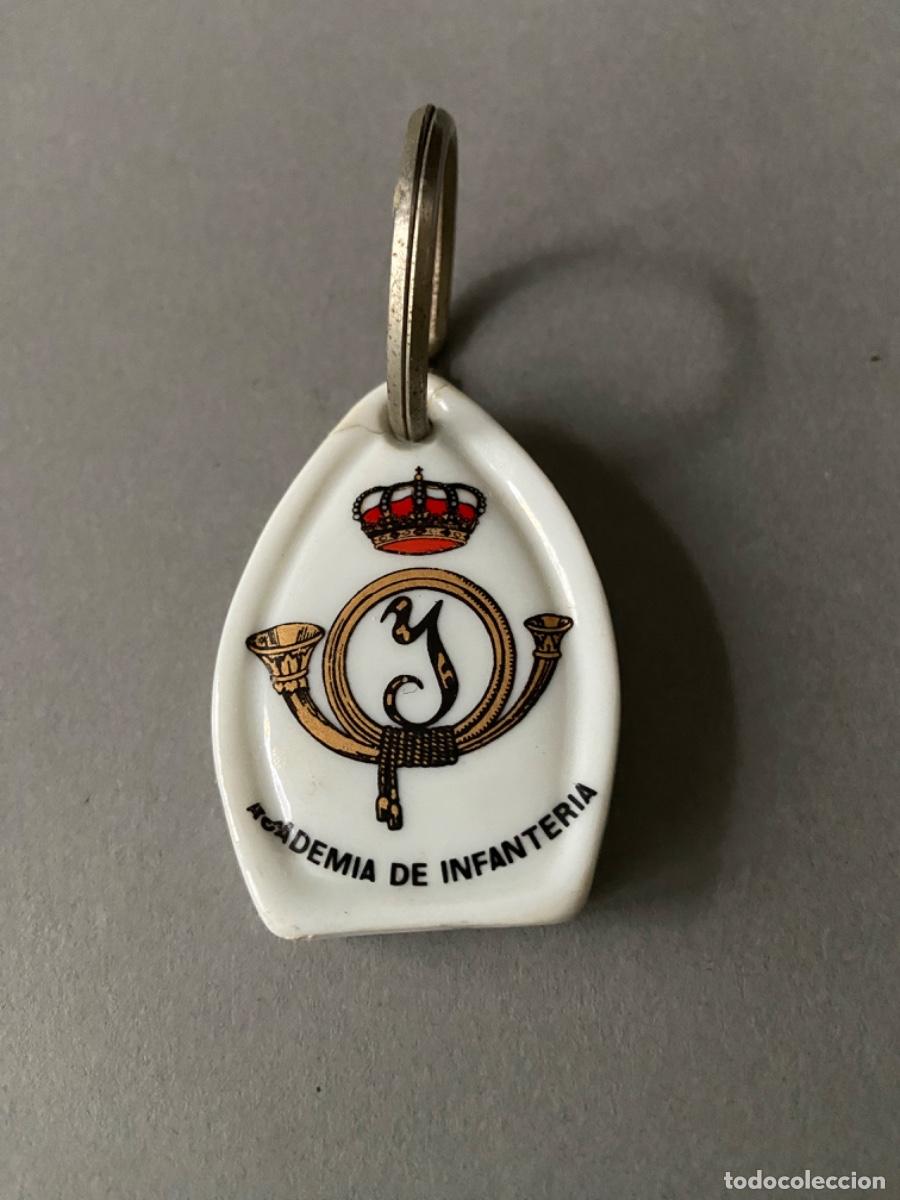 Militaria: 222-44. LLavero porcelana despacho. Academia de Infanter&iacute;a de Toledo..