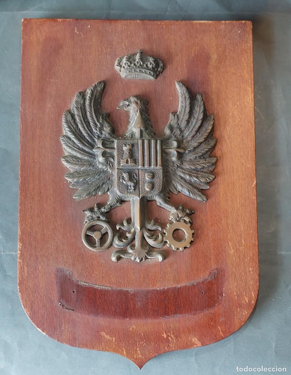 Military Antiques: Metopa militar De broncevy madera