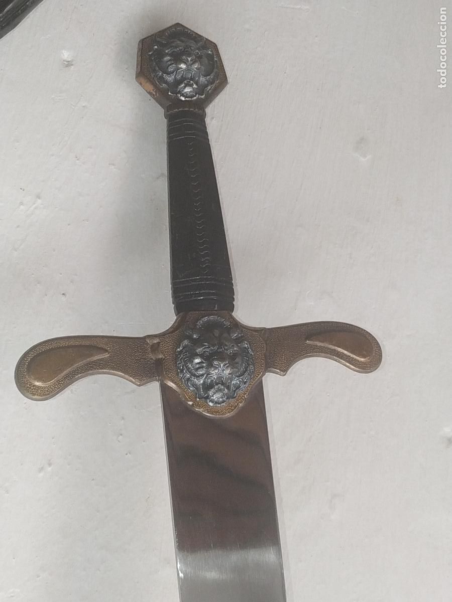 Militaria: Espada empu&ntilde;adura cabezas de leon.