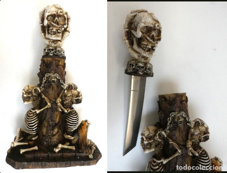 Militaria: Bonita reproducci&oacute;n de una Daga incrustada en torre de calaveras