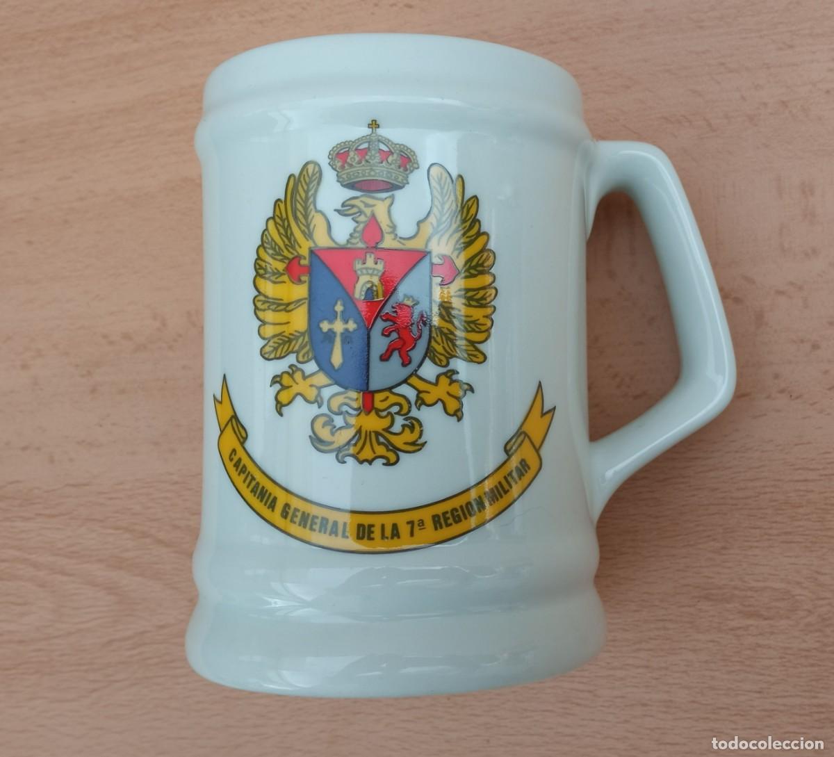 Militaria: JARRA MILITAR DE CERAMICA PARA CERVEZA CAPITANIA 7&ordf; REGION MILITAR