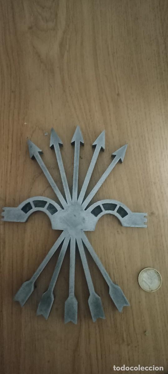 Militaria: Yugo y flechas metopa falange.