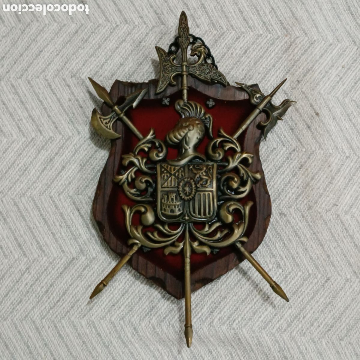 Military Antiques: metopa escudo de armas de 2 espadas metal sobre madera
