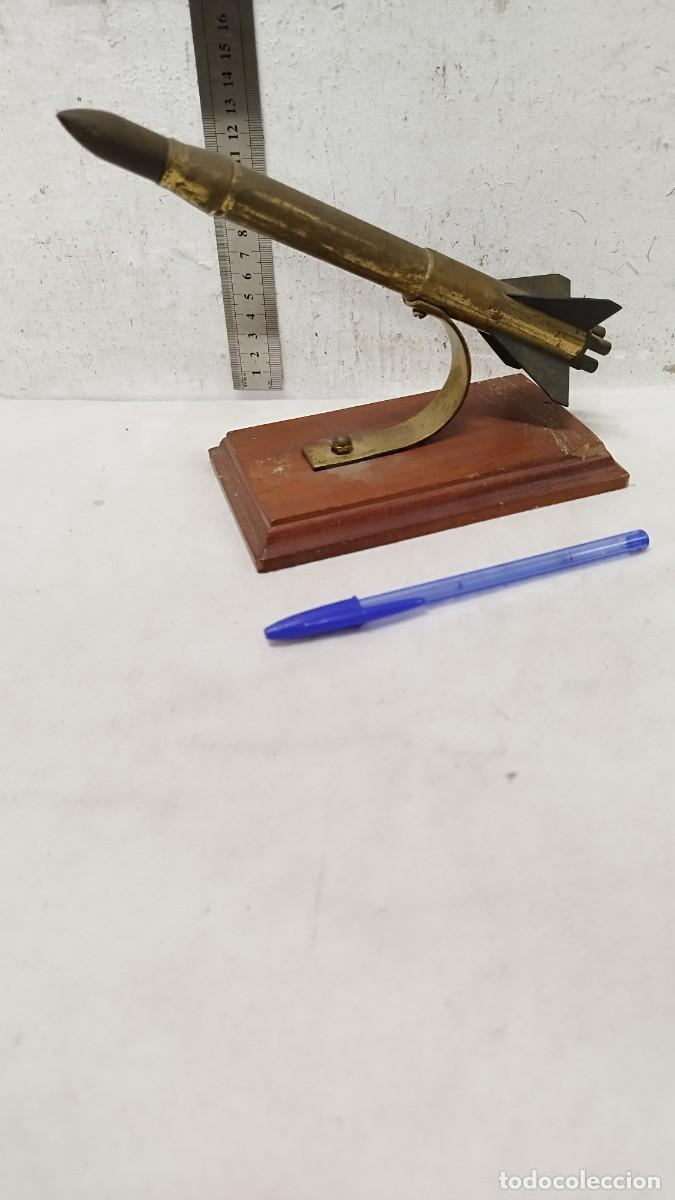 Military Antiques: Antigua figura, escultura de un misil de guerra militar.