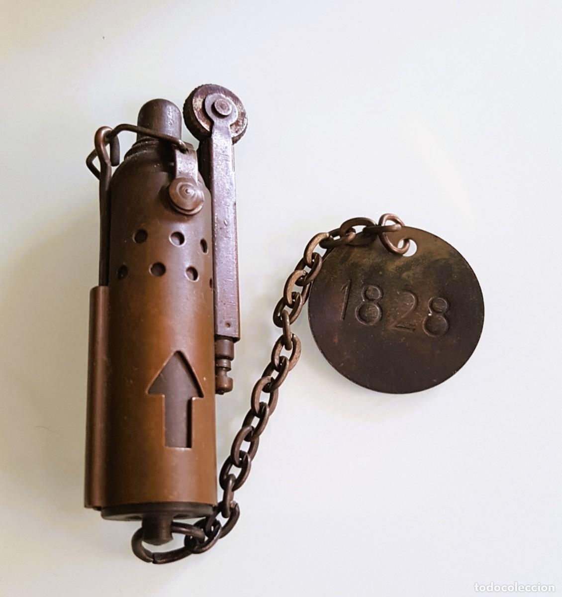 Military Antiques: MECHERO VINTAGE A GASOLINA R&Eacute;PLICA MILITAR CON CHAPA 1828