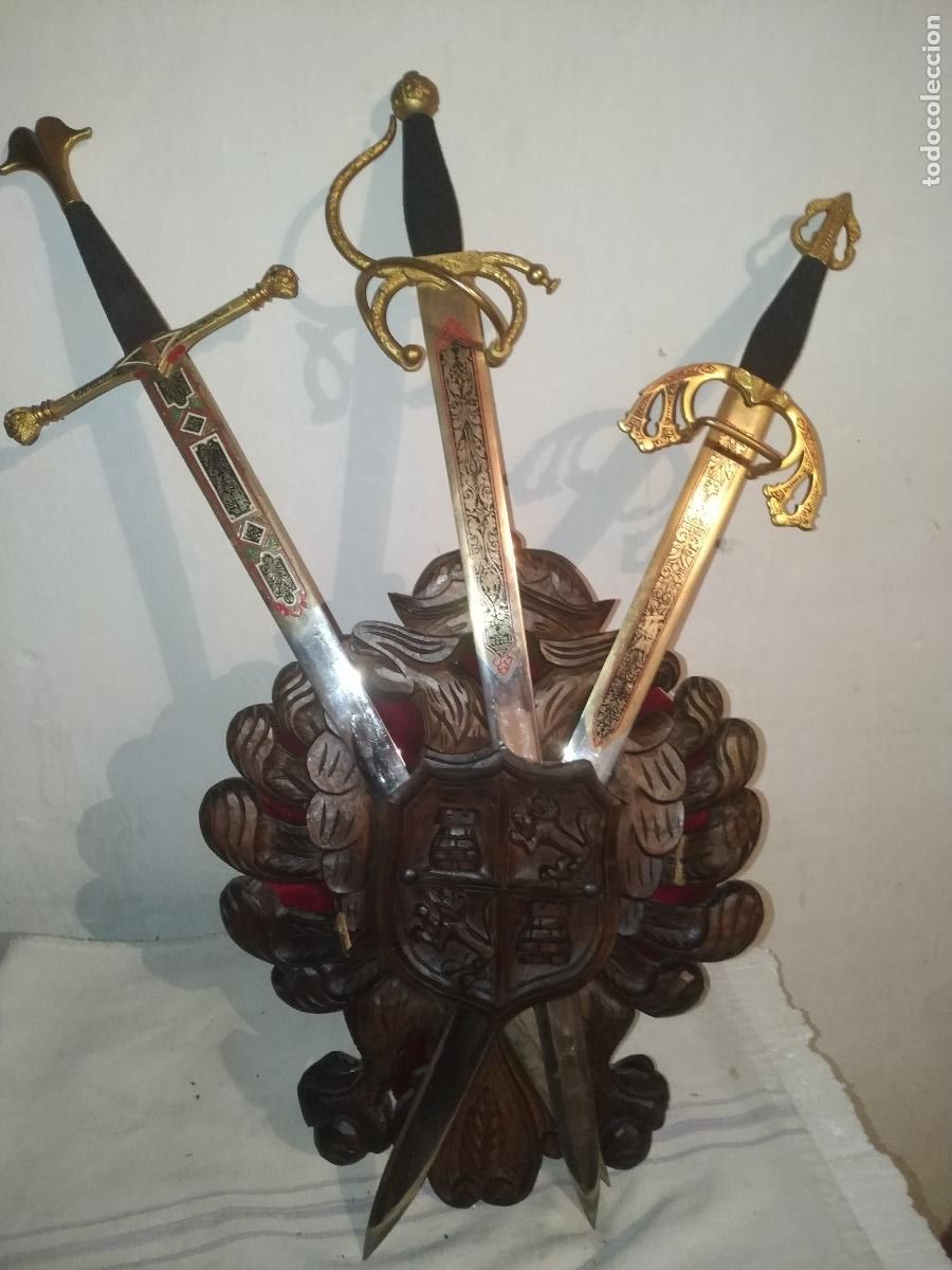 Militaria: Panoplia con escudo aguila de talla en madera y tres espadas de Toledo