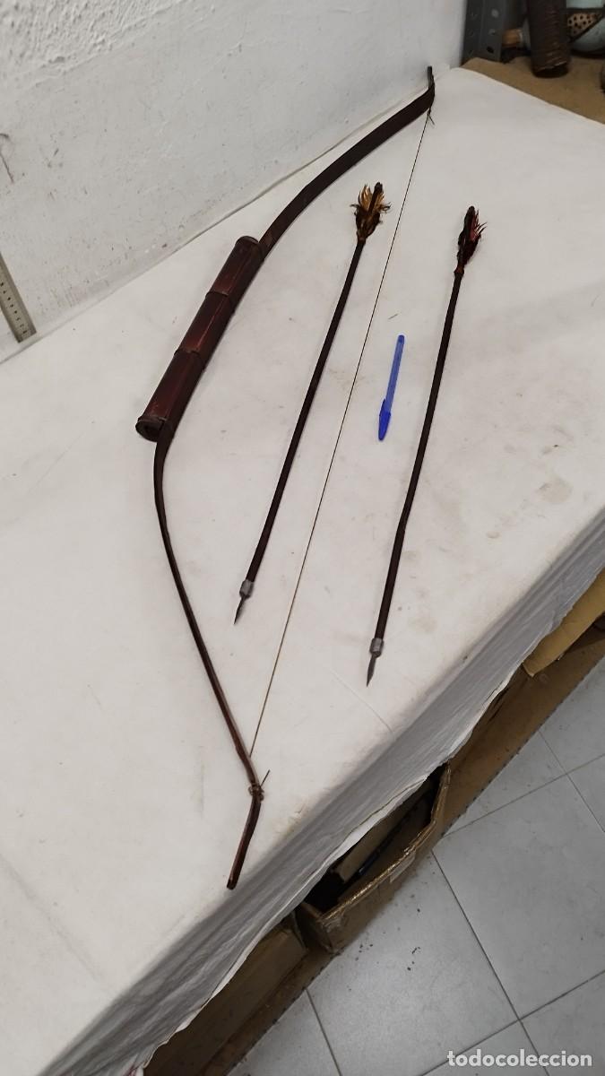 Military Antiques: Antiguo arco de madera con Dos flechas.