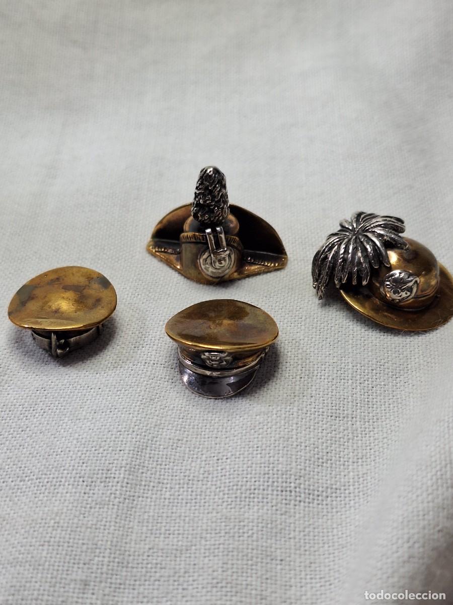 Military Antiques: Miniaturas de 4 gorras militares.