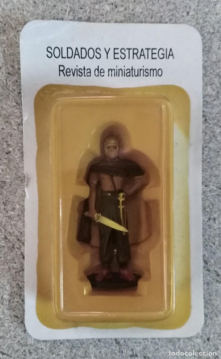 Militaria: Soldados y Estrategia.Figura en blister.Revista de miniaturismo