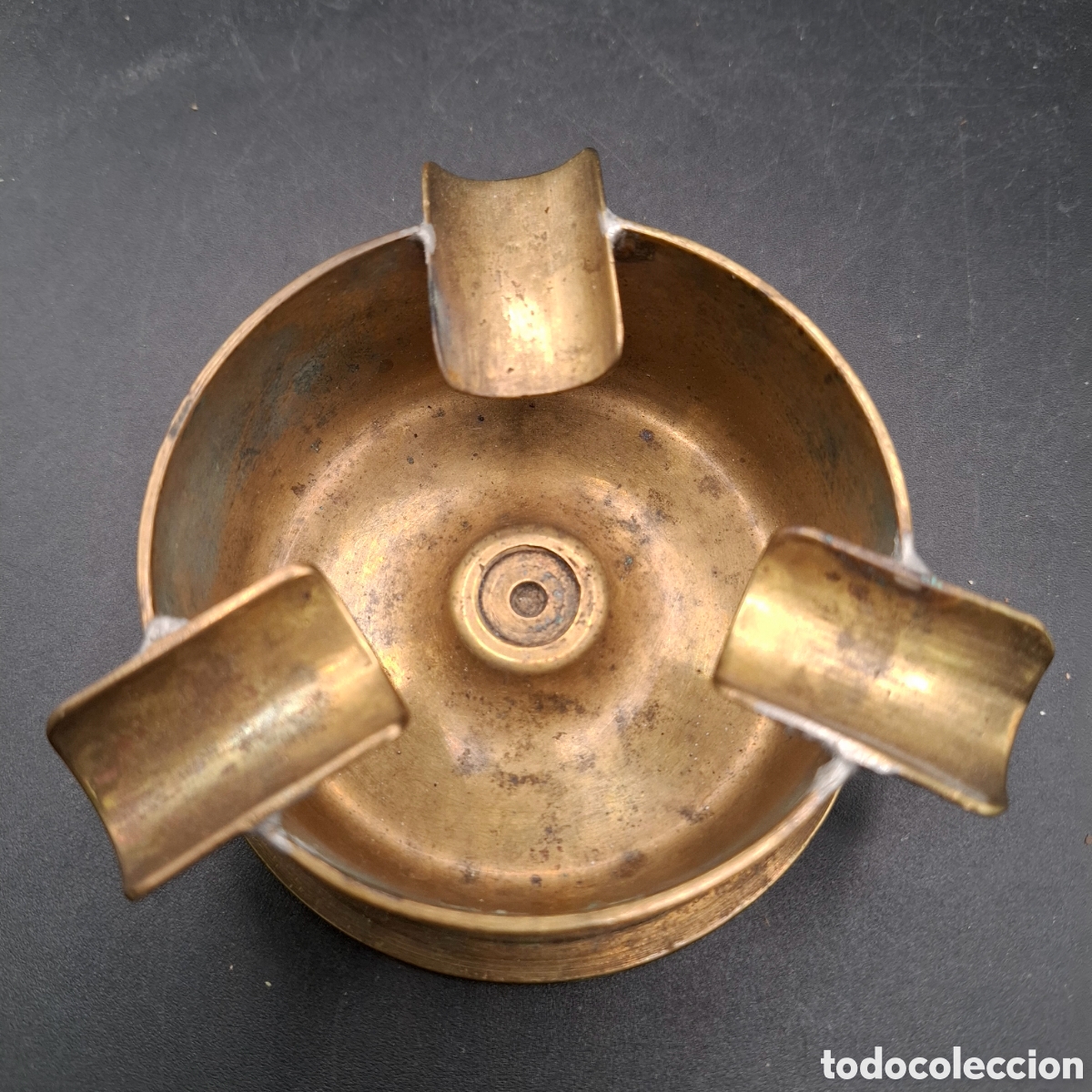 Military Antiques: Cenicero en lat&oacute;n a partir de una vaina o casquillo de gran tama&ntilde;o. Con sellos en la base.