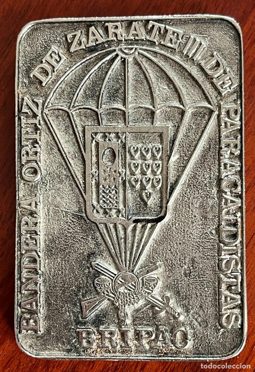 Militaria: ANTIGUO PISAPAPELES DE LA BANDERA ORTIZ DE ZARATE III DE PARACAIDISTAS, BRIPAC, MIDE 9,7 X 6,5 X 0,5