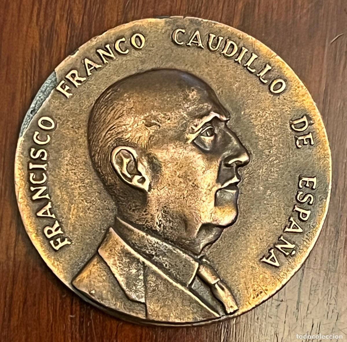 Militaria: Medalla de recuerdo de la visita de Francisco Franco a la poblaci&oacute;n de Martorell en el a&ntilde;o 1966, mid