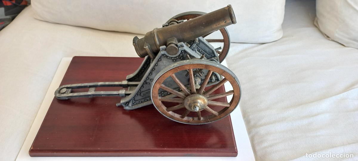 Militaria: Replica a escala de Mortero Ca&ntilde;&oacute;n 1895. En bronce, laton y peana de madera.