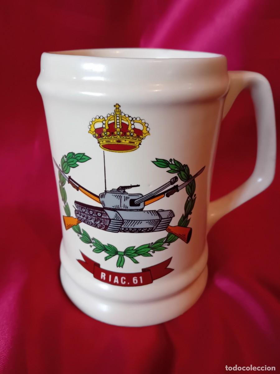 Military Antiques: Jarra RIAC.61 de porcelana.