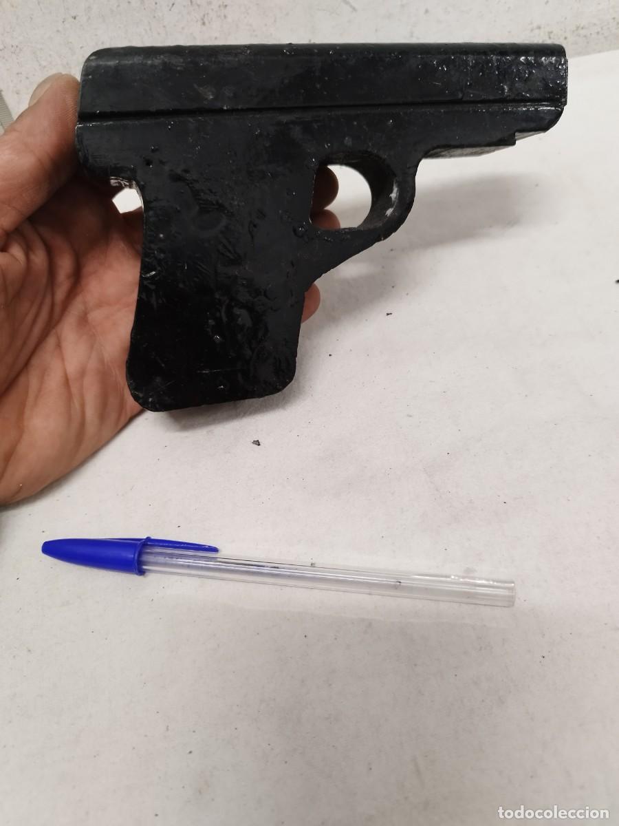 Military Antiques: Antigua pistola de juguete, de madera.