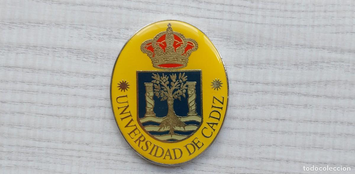 Military Antiques: DIVISA METALICA DE LA UNIVERSIDAD DE CADIZ