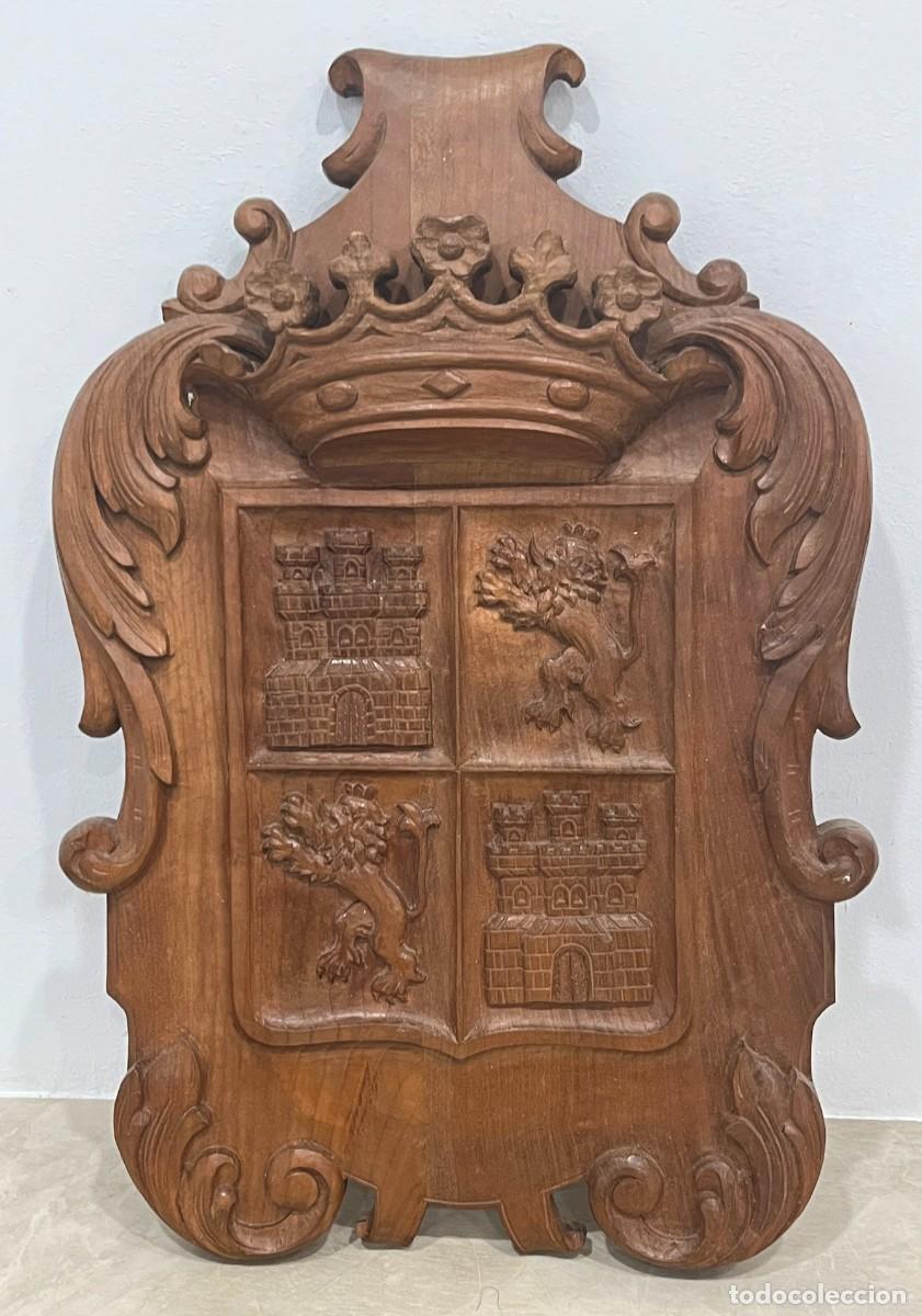 Military Antiques: Escudo her&aacute;ldico de madera maciza, Talla artesanal, Castilla y Le&oacute;n