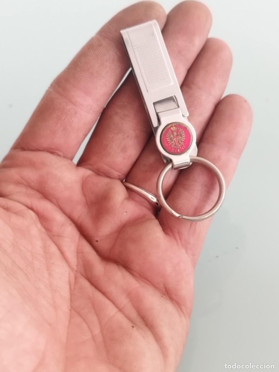 Militaria: Antiguo llavero, colgante de cintur&oacute;n. Del d&iacute;a de las fuerzas armadas. Militar Espa&ntilde;a.