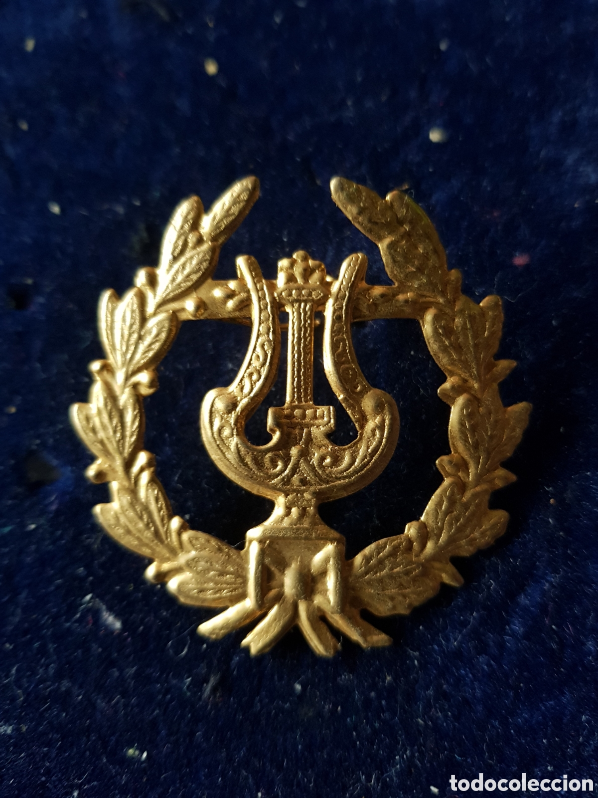 Militaria: ANTIGUA INSIGNIA MILITAR DE M&Uacute;SICO