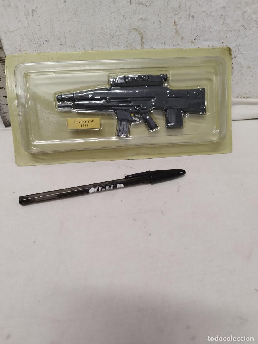 Military Antiques: Fusil OICW 2000, en miniatura de metal de colecci&oacute;n.