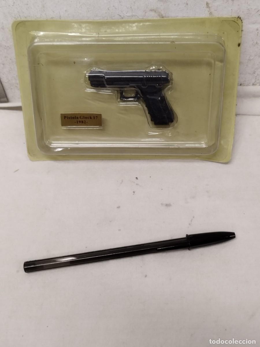 Military Antiques: Pistola Glock 17 1982, en miniatura de metal de colecci&oacute;n.