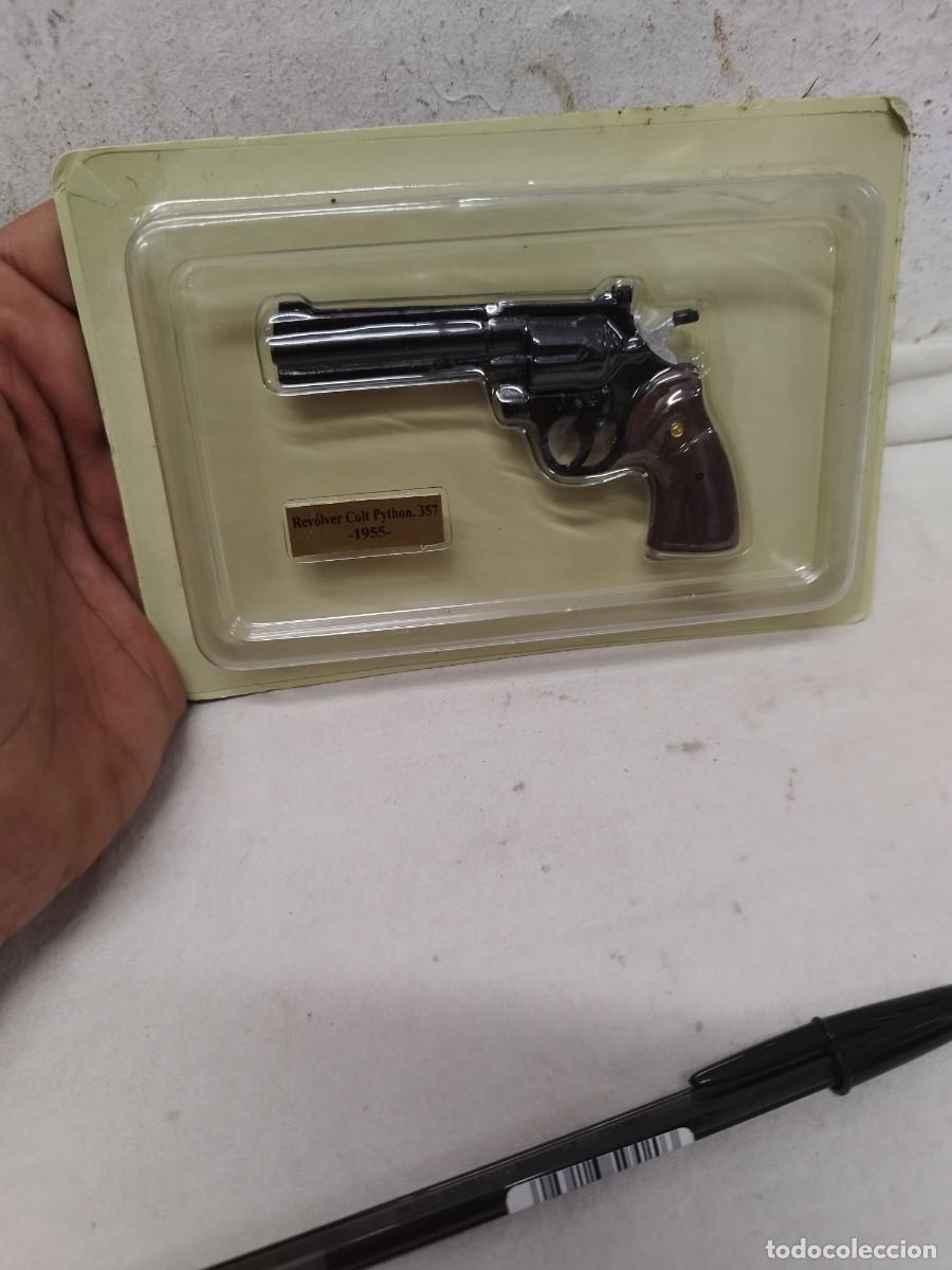 Military Antiques: Revolver Cult Python 357, 1955. En miniatura de metal de colecci&oacute;n.
