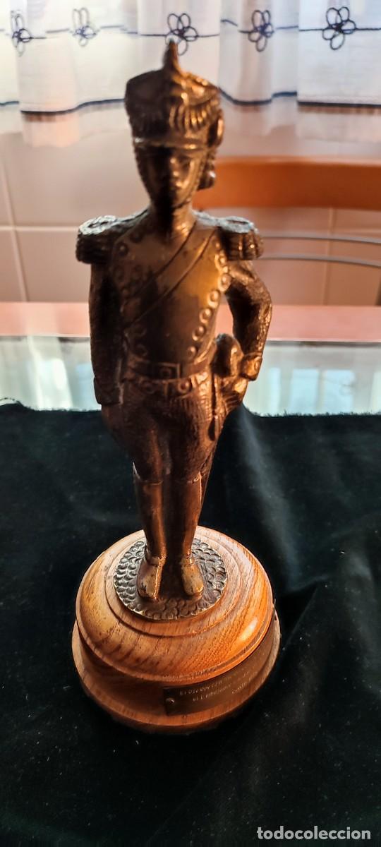 Military Antiques: Antigua escultura de militar en bronce con peana de madera octubre 1974