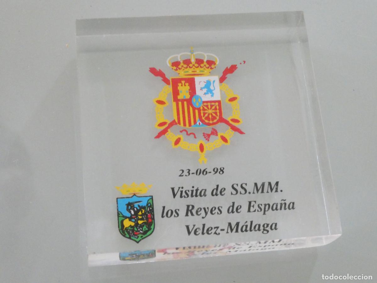 Militaria: PISAPAPELES DE LA CASA REAL ESPA&Ntilde;OLA. VISITA REYES A V&Eacute;LEZ M&Aacute;LAGA A&Ntilde;O 1998. 170GR