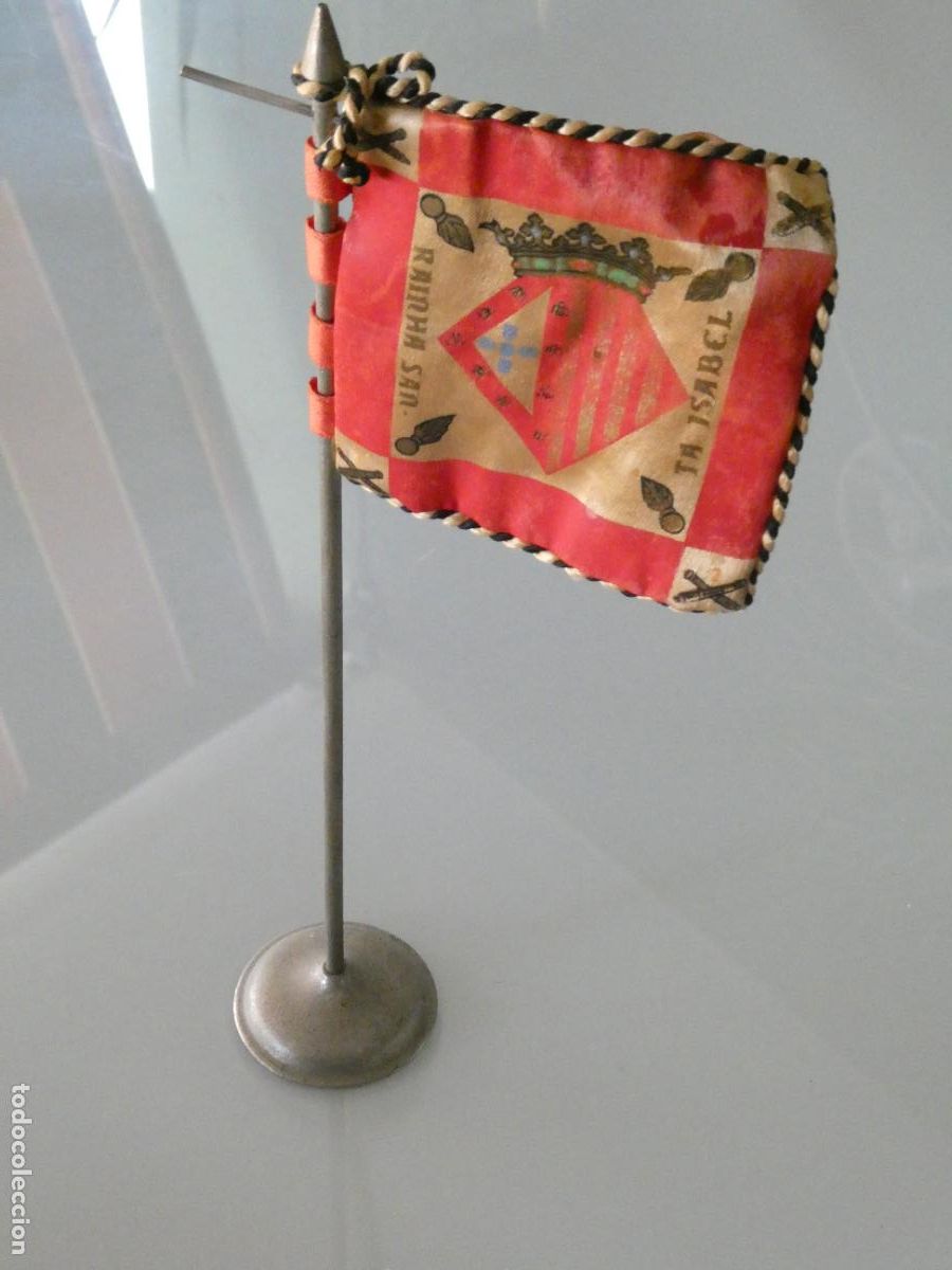 Militaria: BANDER&Iacute;N MILITAR DE SOBREMESA ESCRITORIO. REGIMIENTO ARTILLER&Iacute;A PORTUGAL SANTA ISABEL? 31CM. 110GR