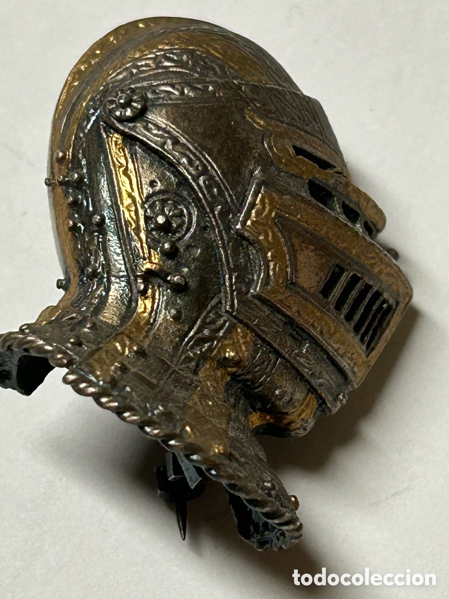 Military Antiques: BROCHE CASCO MEDIAVAL -DOS METALES 4X2.5
