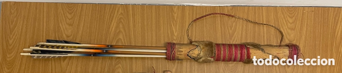 Militaria: Carcaj artesanal ind&iacute;gena con 6 flechas decoradas &ndash; Colecci&oacute;n etnogr&aacute;fica