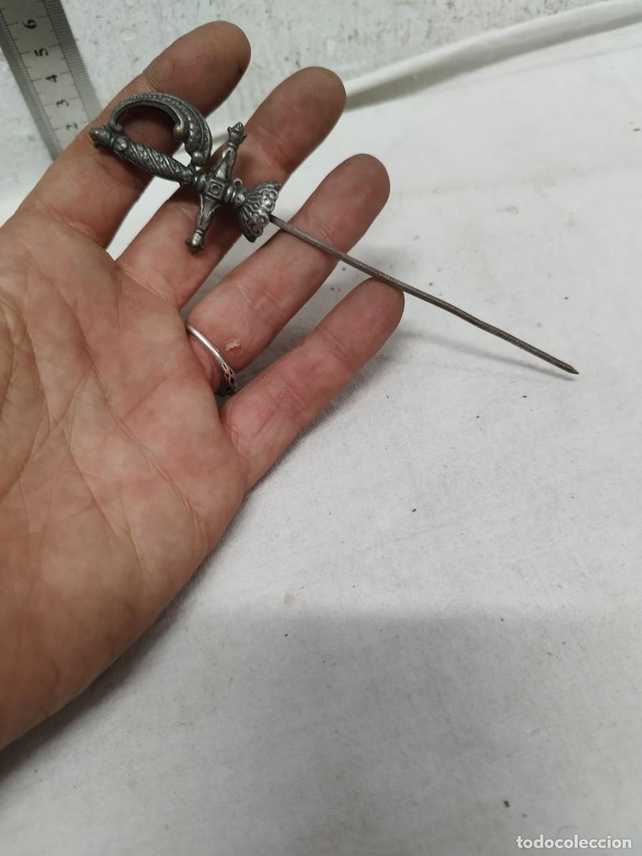 Militaria: Antigua espada en miniatura de taza.