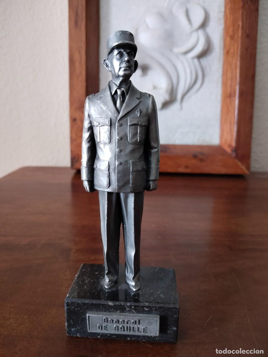 Militaria: Figura en metal, esta&ntilde;o, del General De Gaulle, Francia. Firmada .