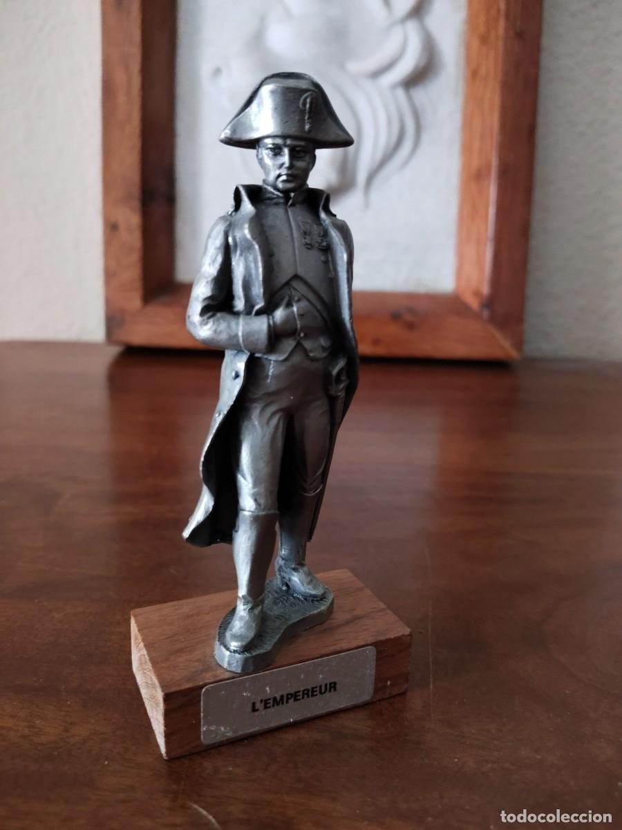 Militaria: Figura en metal, esta&ntilde;o, de Napole&oacute;n. Firmada.
