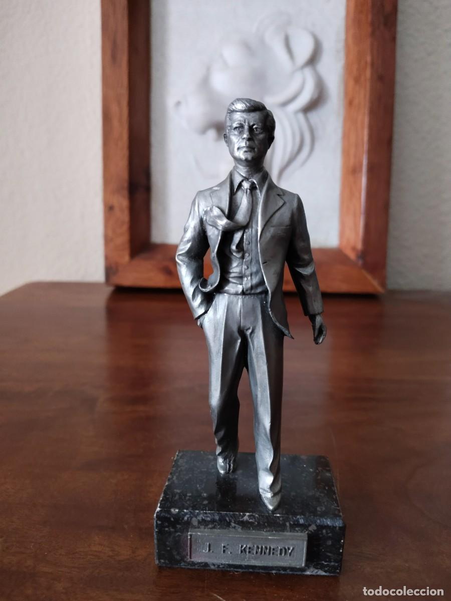 Military Antiques: Figura en metal del Presidente Kennedy. Firmada.