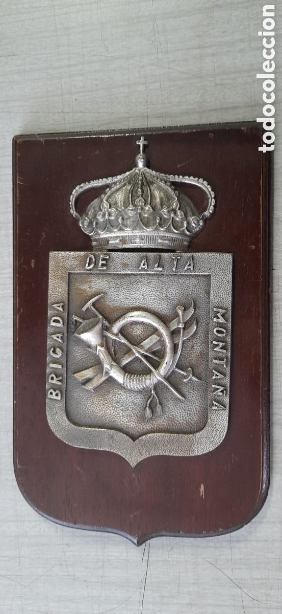 Militaria: Metopa brigada de alta monta&ntilde;a madera y metal