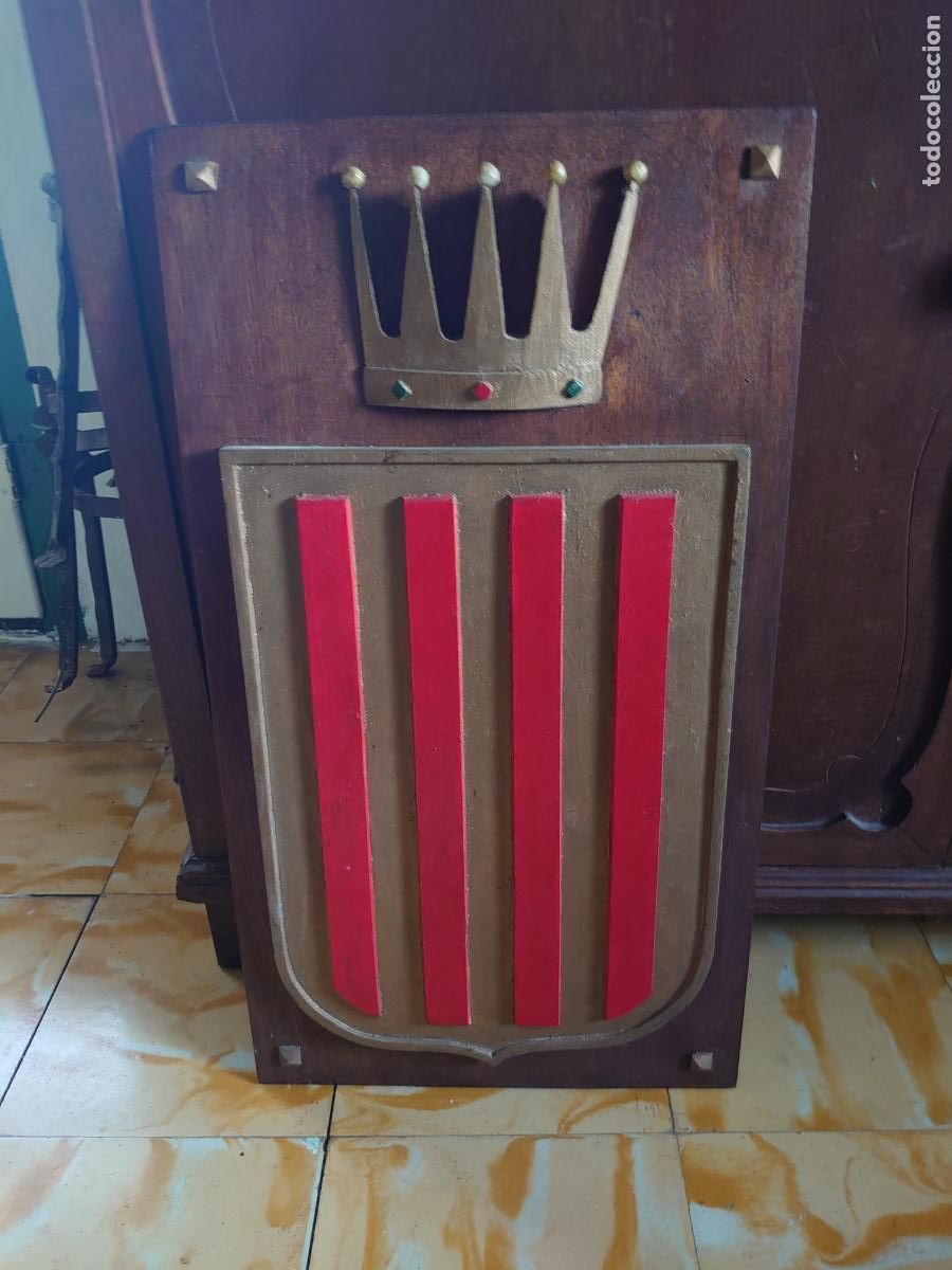 Militaria: ESCUDO DE MADERA DE CATALUNYA 66 x 36 cm