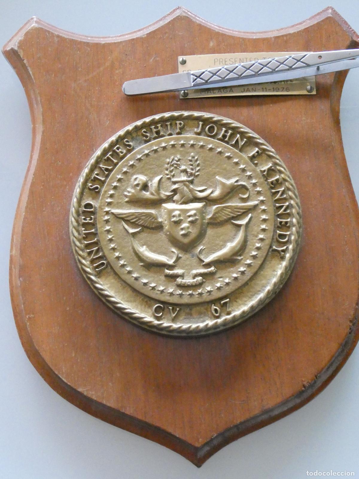 Militaria: METOPA BRONCE MILITAR M&Aacute;LAGA 1976 PORTAAVIONES US NAVY USS CV 67 JFK JOHN F KENNEDY. 26X21CM 1,1KG