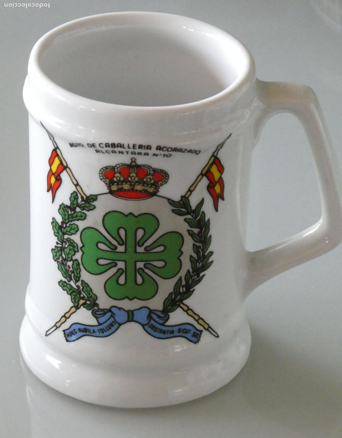 Militaria: JARRA MILITAR DE CER&Aacute;MICA. REGIMIENTO DE CABALLER&Iacute;A ACORAZADA ALC&Aacute;NTARA 10 MELILLA. 13CM. 570GR