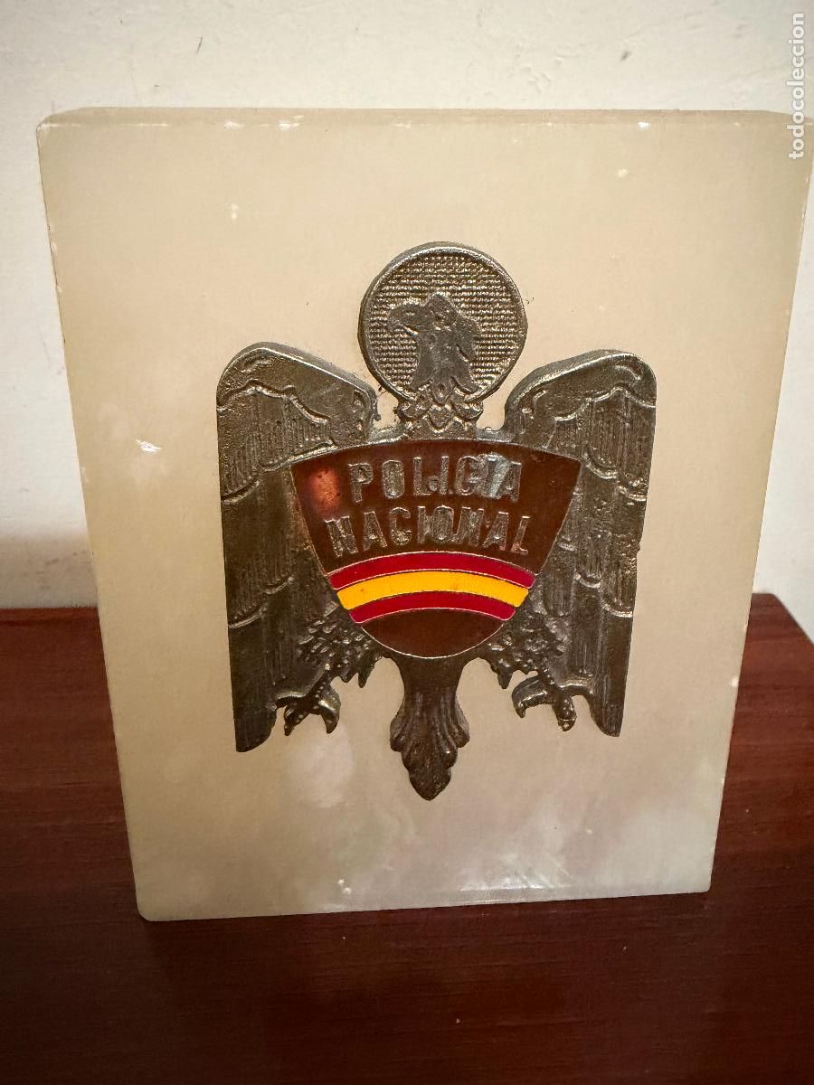 Militaria: Escudo polic&iacute;a nacional sobre m&aacute;rmol