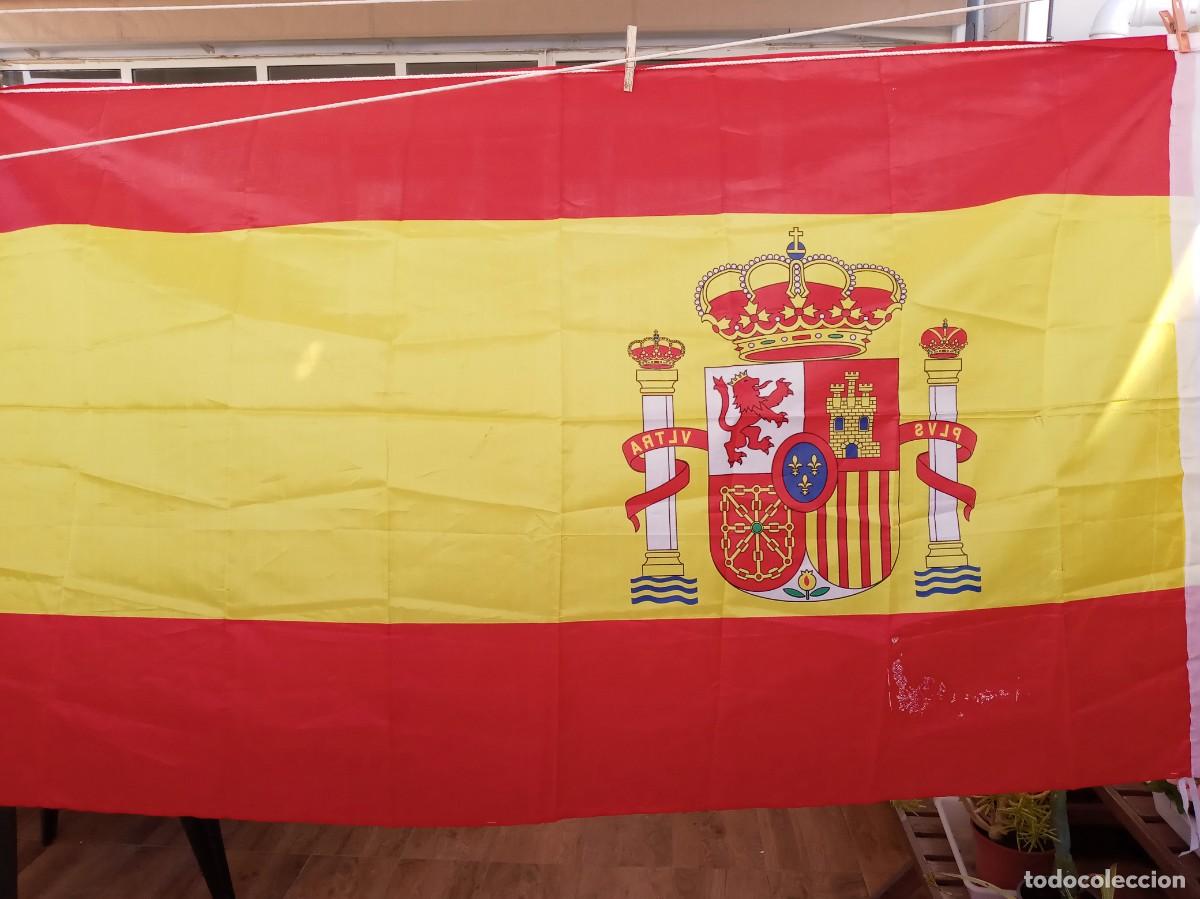 Militaria: BANDERA NACIONAL CON ESCUDO CONSTITUCIONAL . 90 x 160 CM