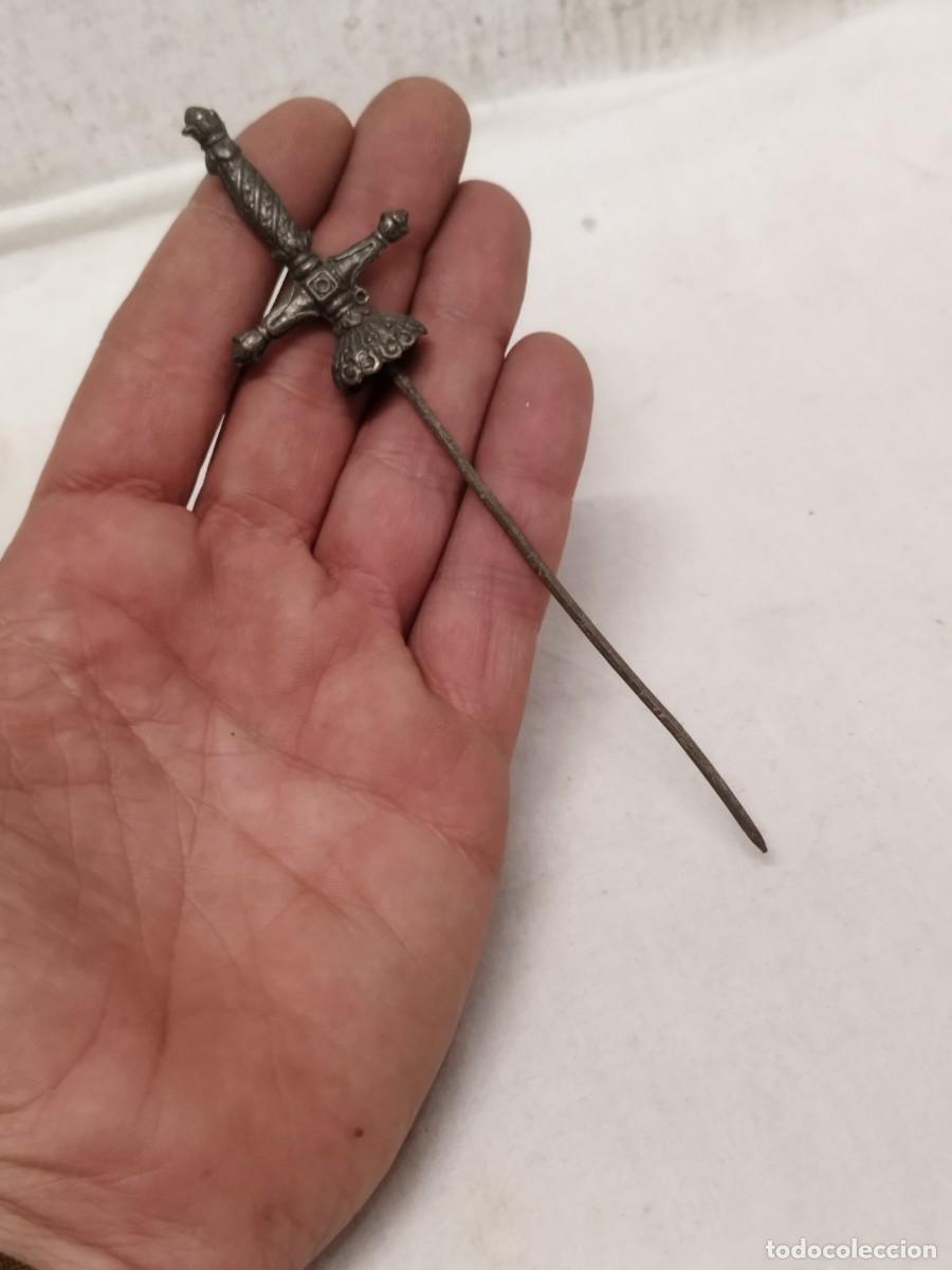 Military Antiques: Antigua espada en miniatura.