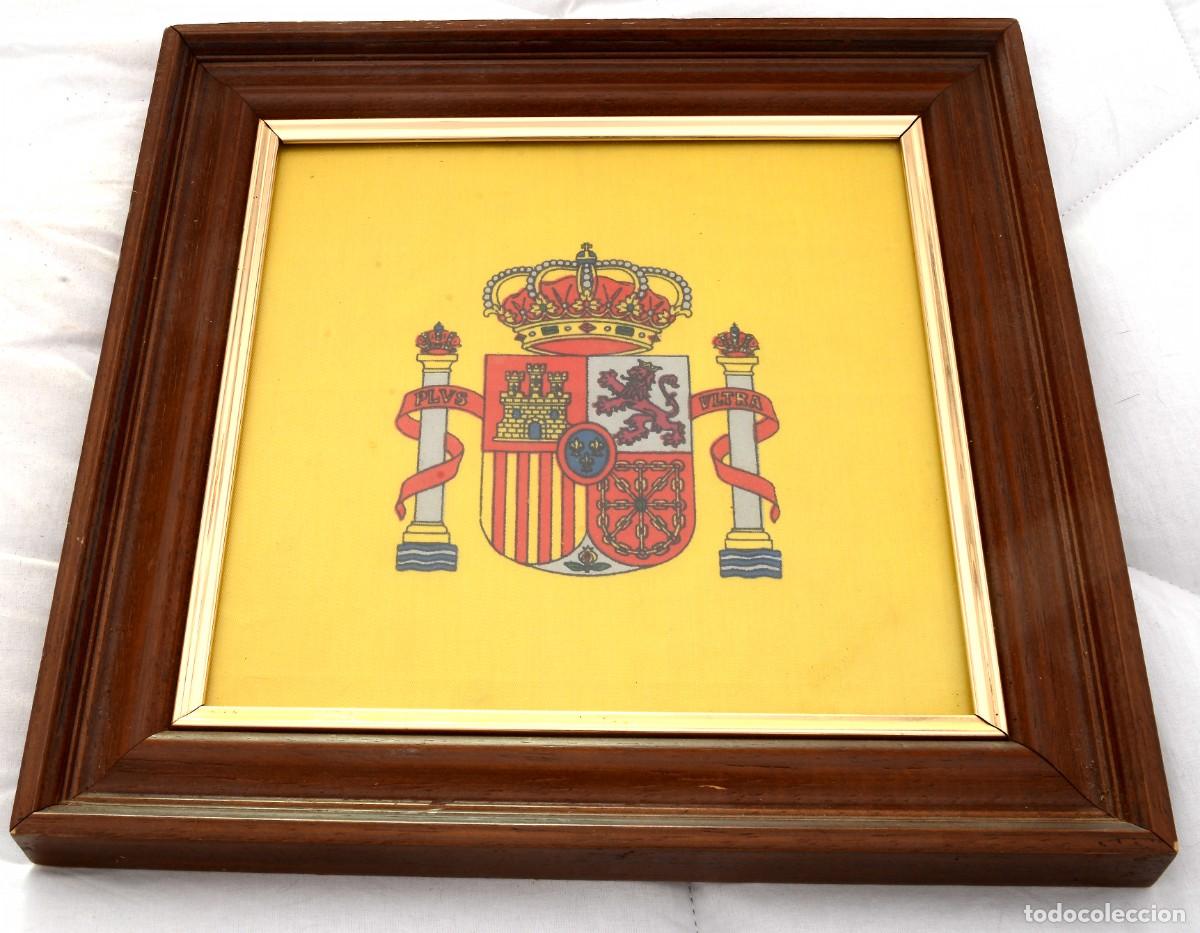 Militaria: ESCUDO DE ESPA&Ntilde;A SOBRE FONDO AMARILLO ENMARCADO, 19X19 cm.