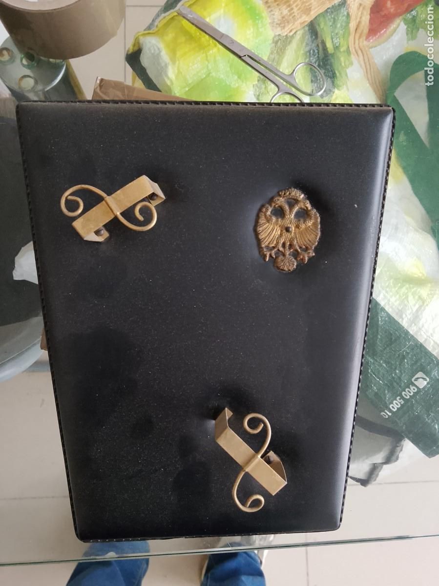 Militaria: Colgador de escayola com motivo &aacute;guila bic&eacute;fala con adornos de volutas o notas musica