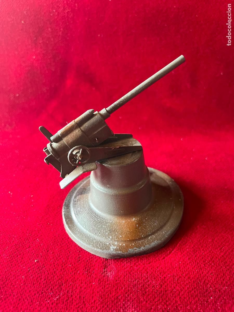 Militaria: Maqueta de Antigua Defensa Antia&eacute;rea, Ca&ntilde;on Met&aacute;lico Articulado con Base Pl&aacute;stica