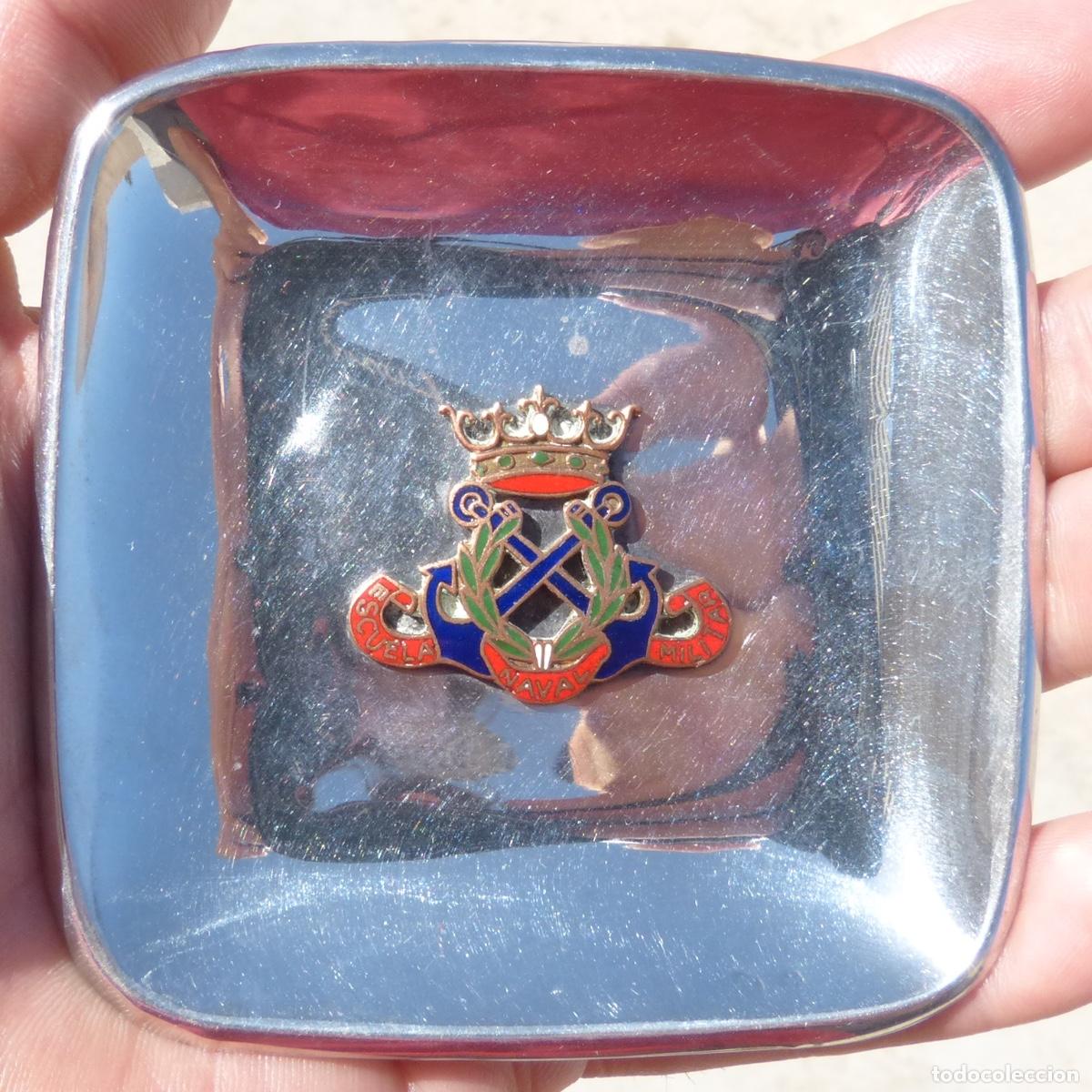 Militaria: Escuela Naval Militar, cenicero en plata contrastada, 9x9cm, 36gr.