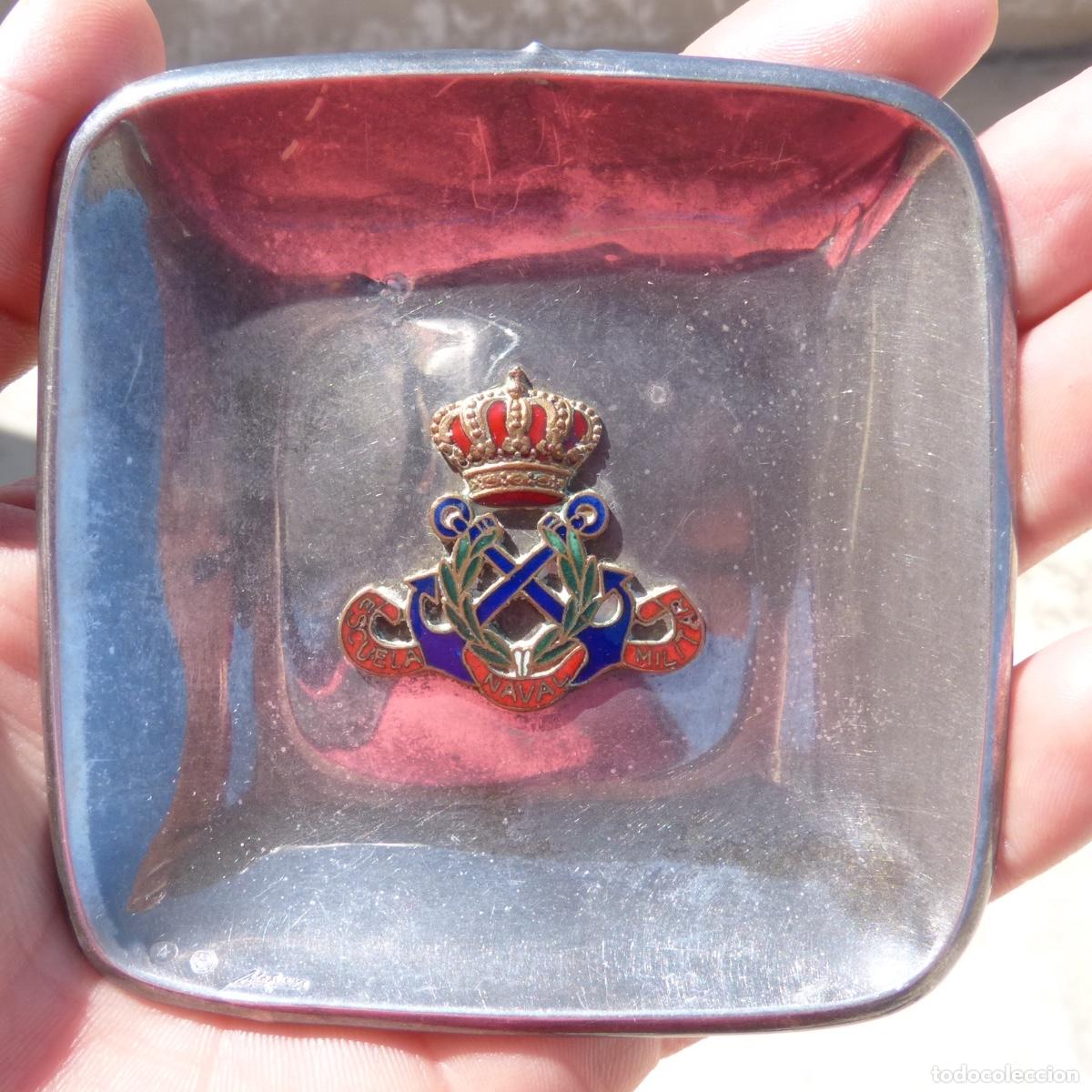 Militaria: Escuela Naval Militar cenicero en plata contrastada, 9x9cm, 34gr.