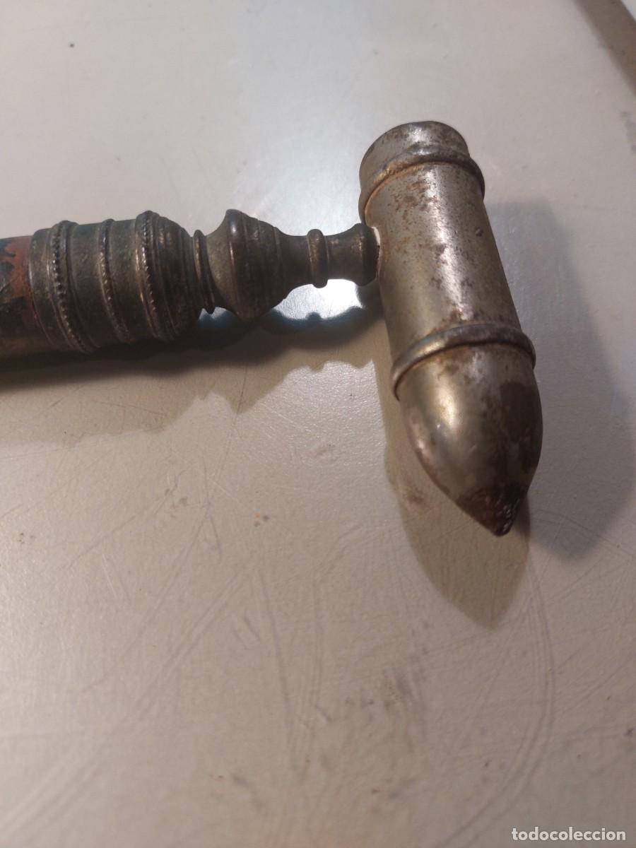 Militaria: BAST&Oacute;N CON UNA BALA FIGURADA EN LA EMPU&Ntilde;ADURA
