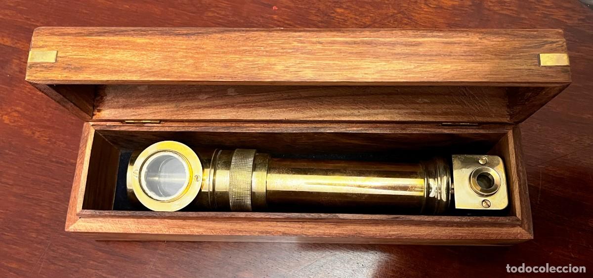 Militaria: Preciosa caja de madera maciza de estilo &eacute;tnico que contiene una reproducci&oacute;n de un periscopio de la