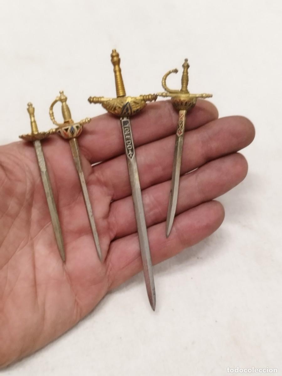Militaria: Lote de 4 antiguas peque&ntilde;as espadas de toledo, damasquinadas. Una con la empu&ntilde;adura a restaurar.